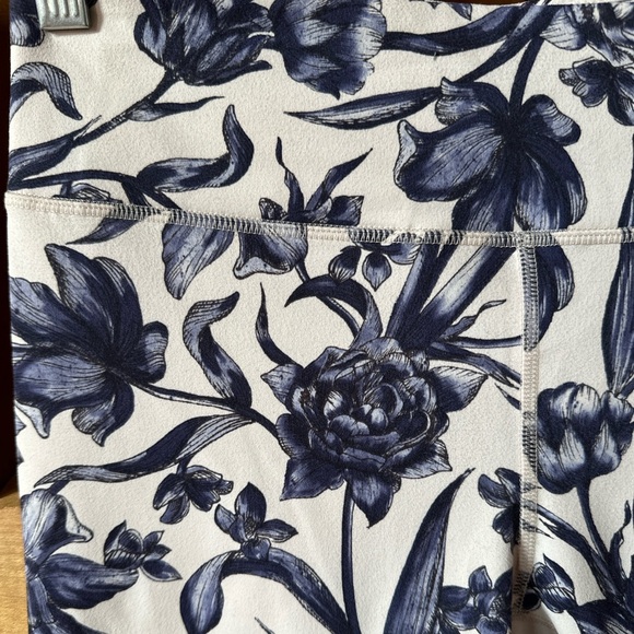 Fabletics legging Define power hold high waisted capri in adalia color - Picture 5 of 8